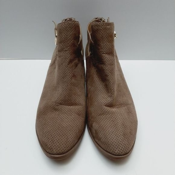 KATE & MEL Laser Perforated Faux Suede Chunky Heel Booties Shooties Beige Sz 10 - Picture 5 of 12